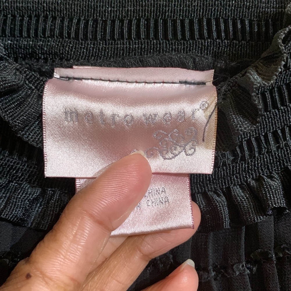 Black skirt. Pleated. Lace at the bottom of the front. Size M. - Picture 2 of 12